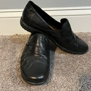Cobb Hill Women’s Black Leather Slip-On stylish button accent Size 8.5 W